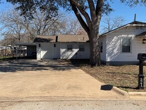 521 S Oak Ave in Luling, TX - Building Photo - Building Photo