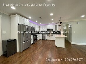 2243 Shamrock Dr in Charlotte, NC - Building Photo - Building Photo