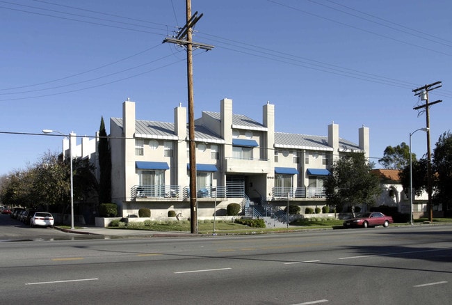 Roscoe Townhouse Apartments in Winnetka, CA - Building Photo - Building Photo