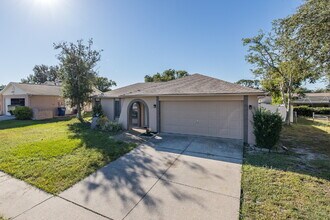 7334 Bent Oak Dr in Port Richey, FL - Building Photo - Building Photo