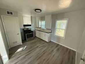 1812 Clayton Ave, Unit 8 in Modesto, CA - Building Photo - Building Photo