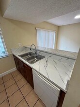 210 Riviera Cir in Weston, FL - Foto de edificio - Building Photo