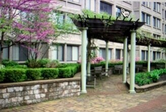 1731 Beacon St in Brookline, MA - Foto de edificio - Building Photo