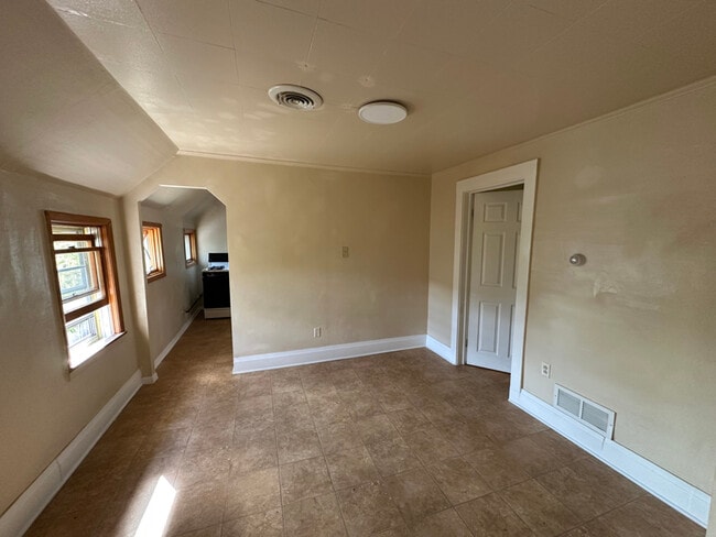 35 Cowing St in Depew, NY - Building Photo - Building Photo