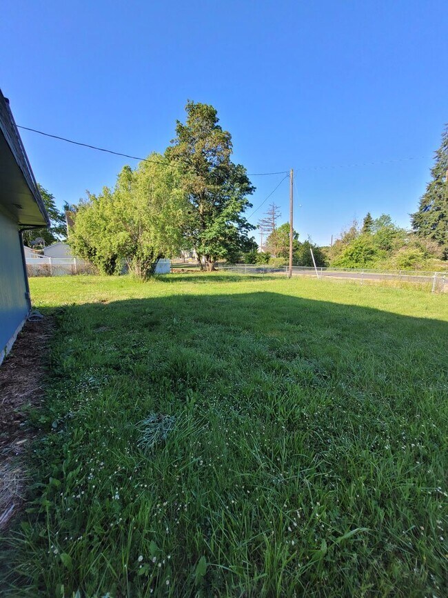 35 E C St-Unit -A in Halsey, OR - Building Photo - Building Photo