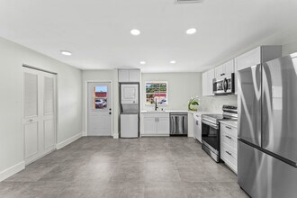 711 Laconia Cir in Greenacres, FL - Building Photo - Building Photo
