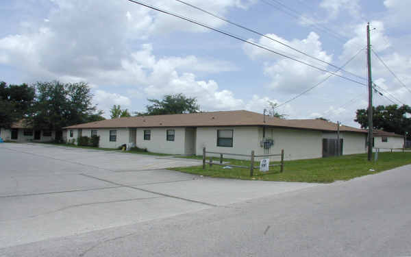 Fairview Oaks in Lakeland, FL - Building Photo