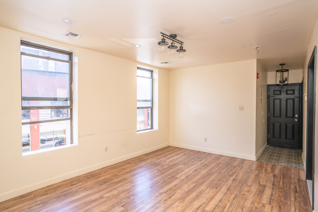 182 Ferry St in Newark, NJ - Building Photo - Interior Photo