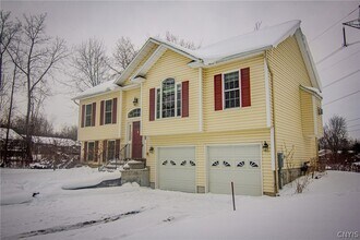 3035 Claybourne Ln in Baldwinsville, NY - Building Photo - Building Photo