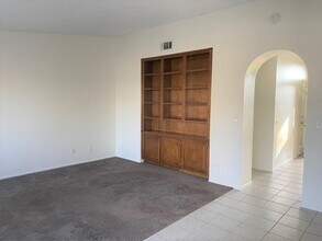 1015 Angela Ct in Lancaster, CA - Building Photo - Building Photo