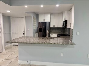 15701 SW 137th Ave in Miami, FL - Foto de edificio - Building Photo