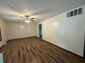 1433 Thomas Dr in Lebanon, MO - Building Photo - Building Photo