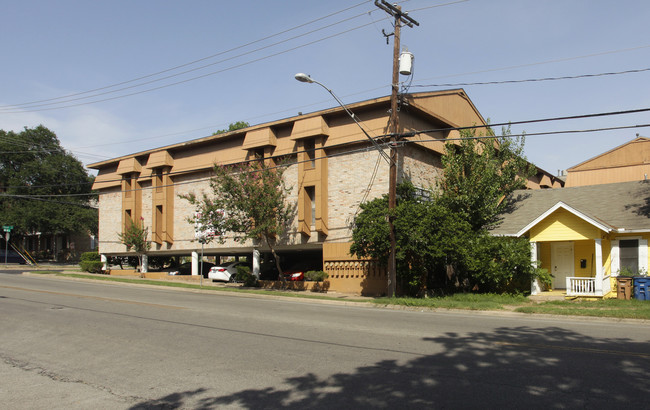 Castle Arms Apartments in Austin, TX - Building Photo - Building Photo