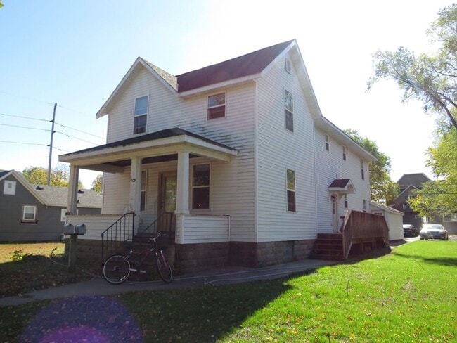 709 Hudson St in Eau Claire, WI - Building Photo - Building Photo