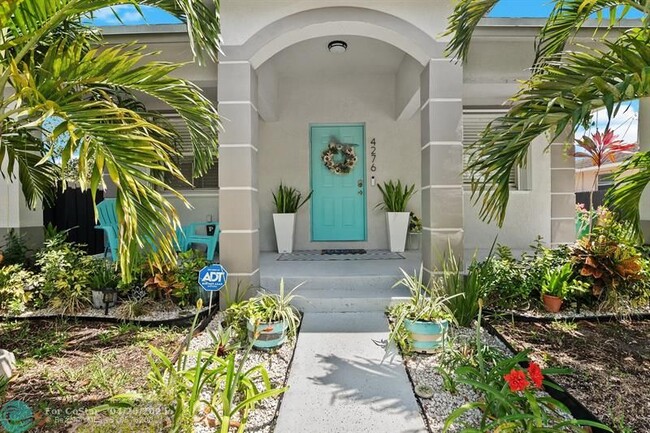 4276 SW 56th Ave in Davie, FL - Building Photo - Building Photo