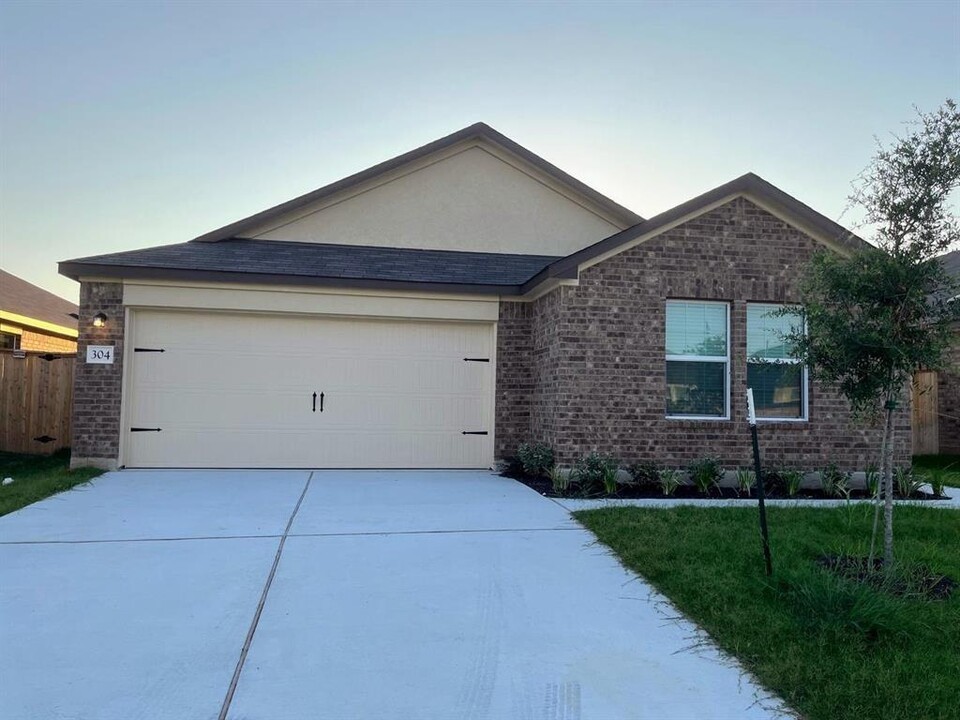 304 Sebring Cir in Hutto, TX - Building Photo