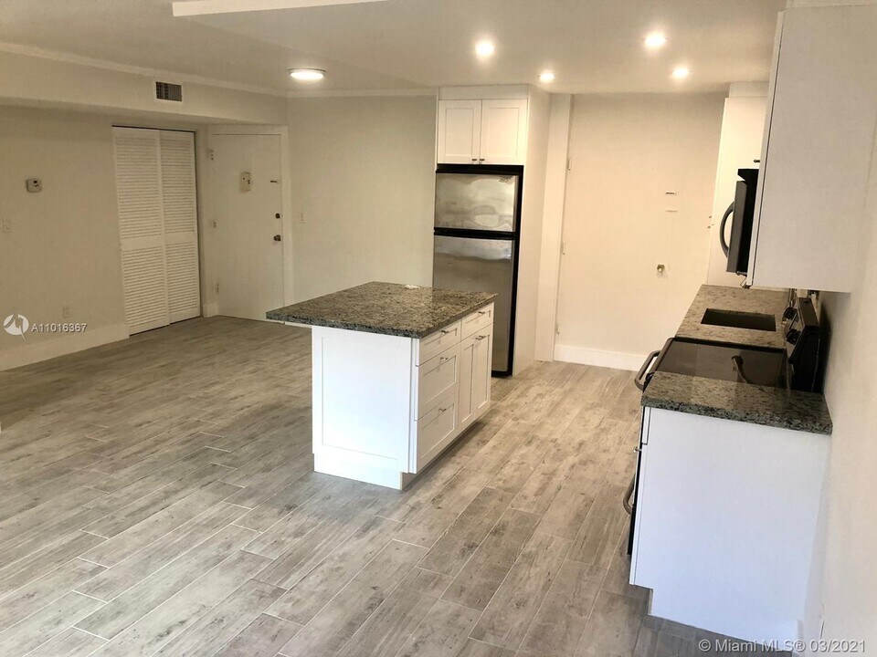 7483 SW 82nd St-Unit -A205 in Miami, FL - Building Photo