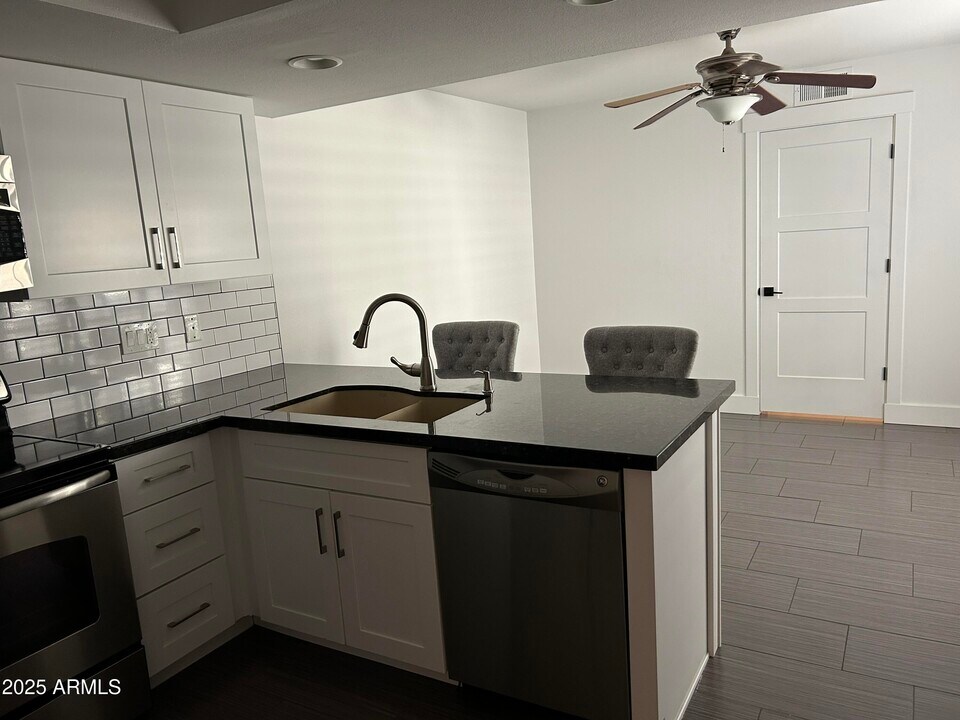 320 E Larkspur Ln in Tempe, AZ - Building Photo