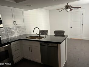 320 E Larkspur Ln in Tempe, AZ - Building Photo - Building Photo