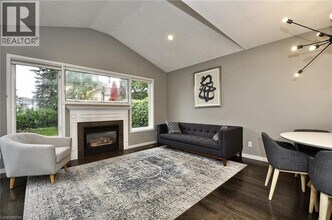 216 Pineland Ct in Waterloo, ON - Building Photo - Building Photo