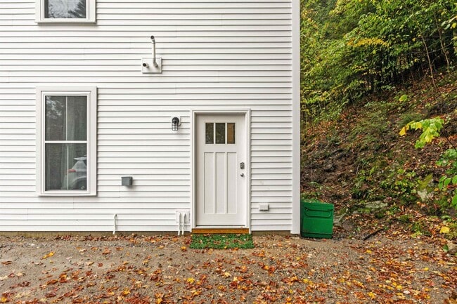 17 Lost River Rd in Woodstock, NH - Foto de edificio - Building Photo