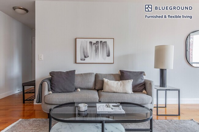235 W 48th St in New York, NY - Building Photo - Building Photo