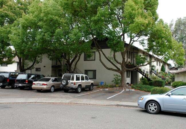 Chateau Caron in Rohnert Park, CA - Foto de edificio - Building Photo