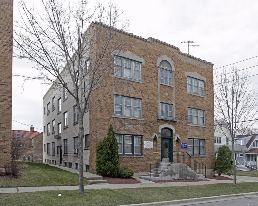 Newton Arms in Milwaukee, WI - Building Photo