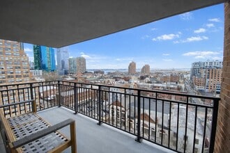 135 Montgomery St in Jersey City, NJ - Foto de edificio - Building Photo