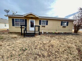 707 N Broadway St in Hinton, OK - Building Photo