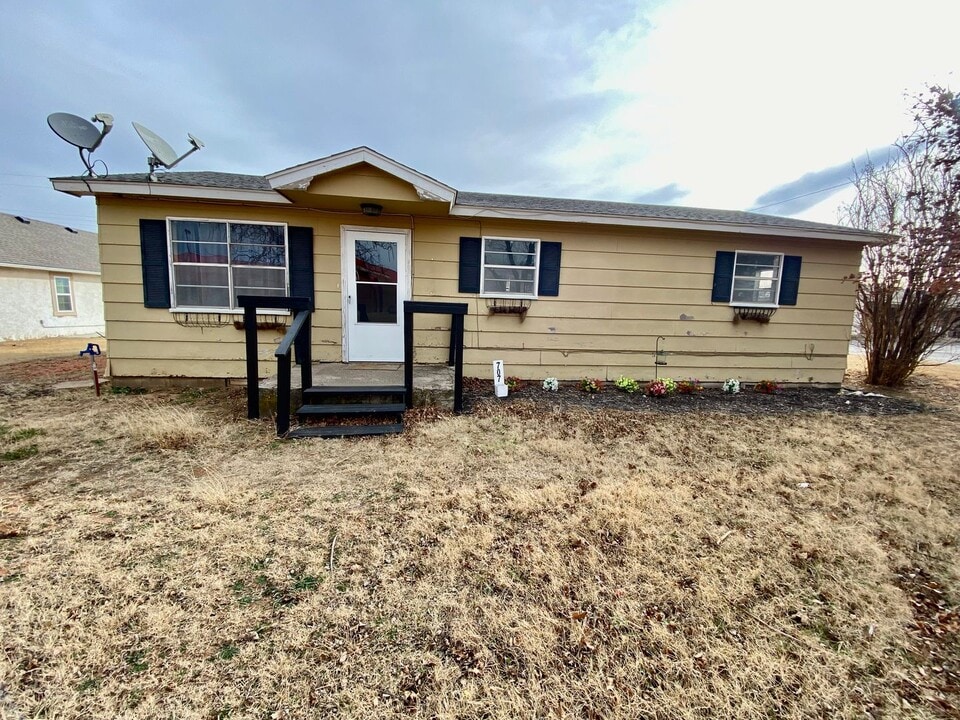 707 N Broadway St in Hinton, OK - Building Photo