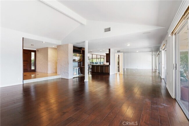 3713 Dellvale Pl, Unit 504 in Los Angeles, CA - Building Photo - Building Photo