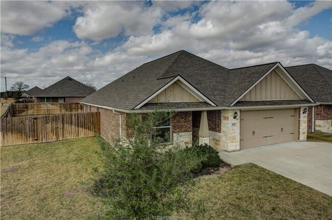 4 Bed, 4 Bath University Heights House for in College Station, TX - Building Photo - Building Photo