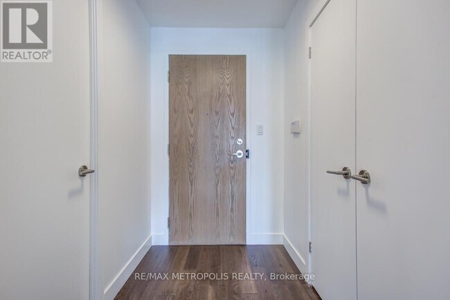 233 Beecroft Rd in Toronto, ON - Building Photo - Building Photo