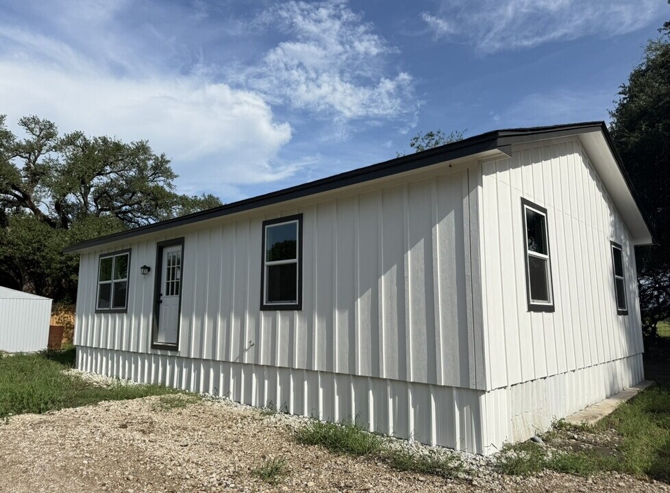 196 County Rd 483 in Lott, TX - Building Photo