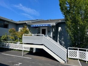 1224 6th Ave S, Unit C-203 in Edmonds, WA - Foto de edificio - Building Photo