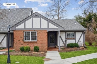 10 Leland Ln in Southampton, NY - Building Photo - Building Photo