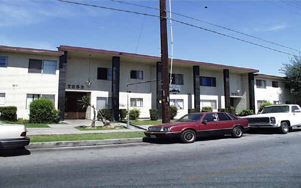 7253-7257 Variel Ave in Canoga Park, CA - Building Photo - Building Photo