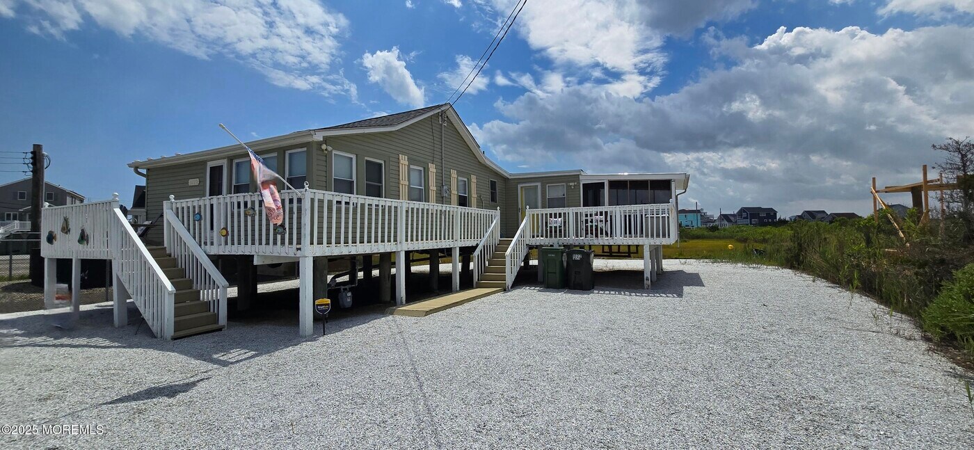 1022 S Green St in Tuckerton, NJ - Building Photo