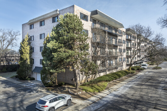 Oakbrook Terrace East in Oakbrook Terrace, IL - Building Photo - Building Photo