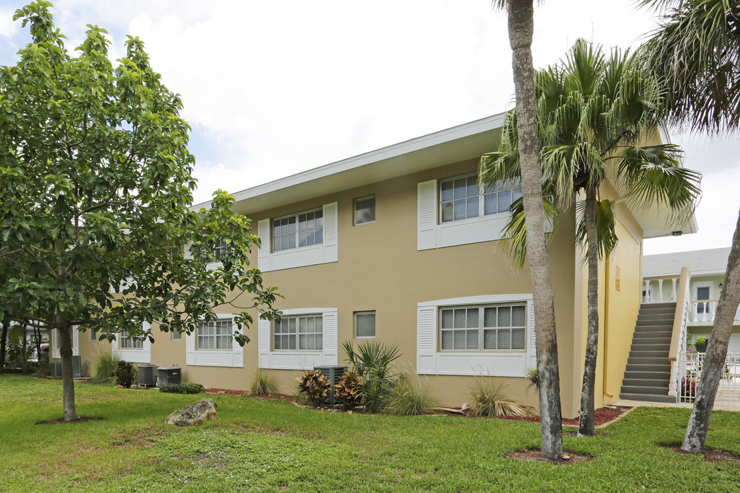 Villas Isabel in Naples, FL - Foto de edificio