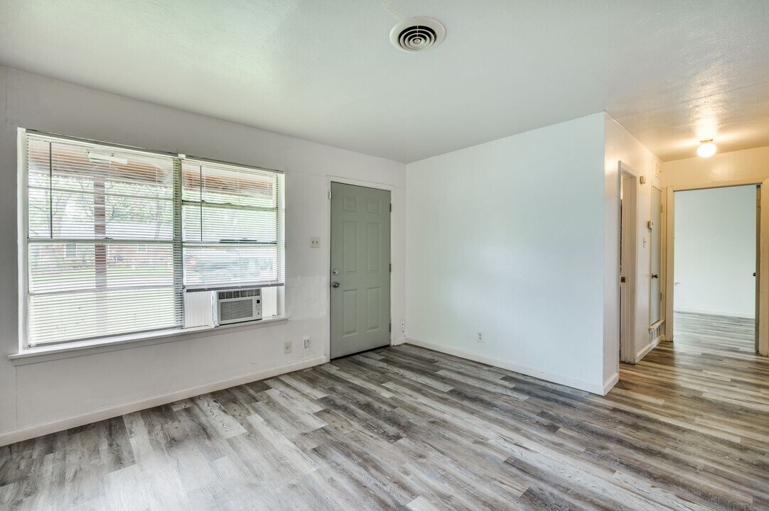808 E 5th St in Irving, TX - Building Photo