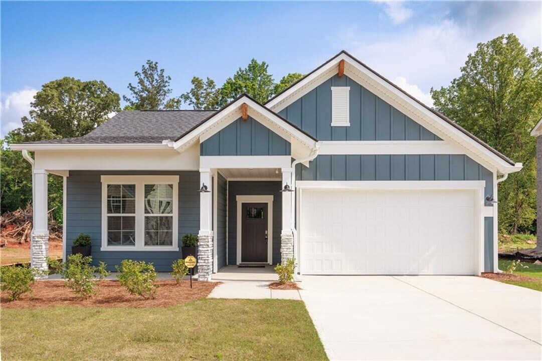 1323 Crescent Blvd in Auburn, AL - Building Photo