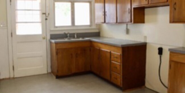 918 W Wood St in Coal Township, PA - Building Photo - Building Photo