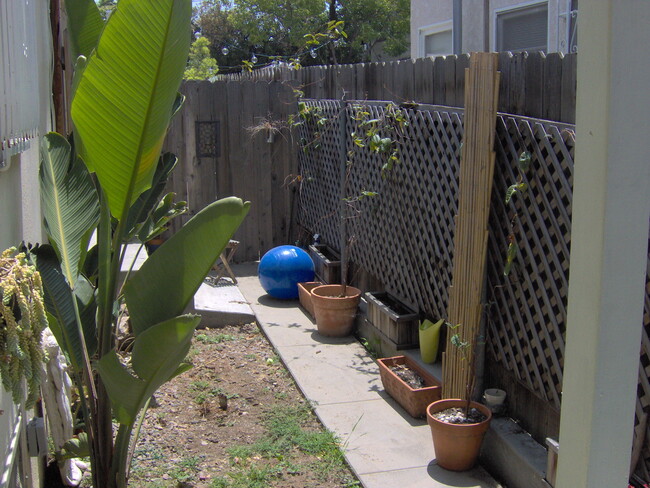 1222 S Dunsmuir Ave in Los Angeles, CA - Building Photo - Building Photo