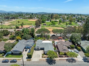 8151 Beaver Lake Dr in San Diego, CA - Foto de edificio - Building Photo