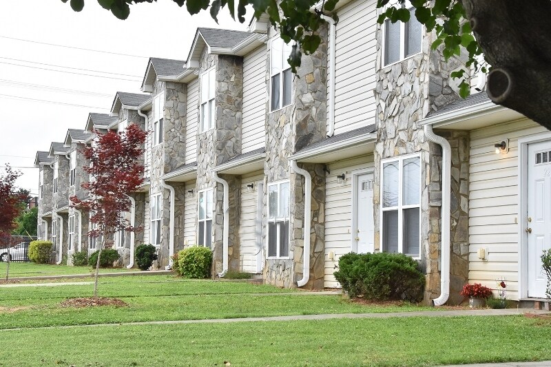640 S Main St in Mooresville, NC - Building Photo