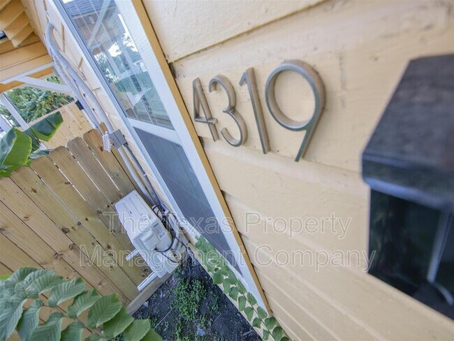 4319 Chapman St photo'