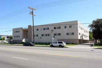 Woodman Manor Apartments in Van Nuys, CA - Building Photo - Building Photo