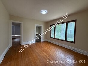 158 N Liberty St in Elgin, IL - Foto de edificio - Building Photo